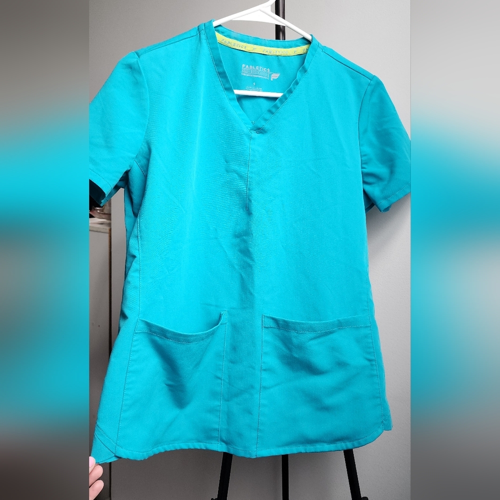 Fabletics Method 2-Pocket Scrub Top - Picture 6 of 7